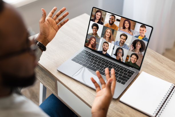 视频电话。黑人商人与同事进行网络会议的背景图片下载