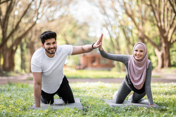穆斯林夫妇站在木板上击掌图片下载