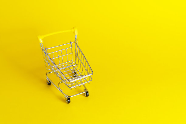 清空购物车与黄色处理愉快的黄色背景与拷贝空间。图片下载