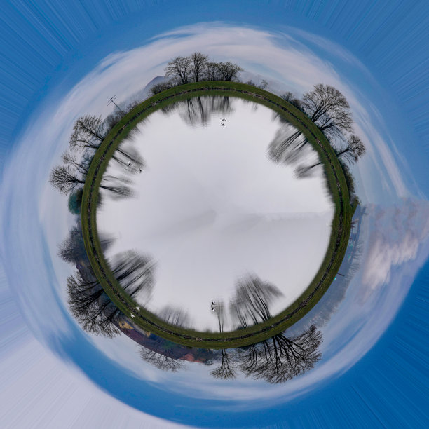 抽象的全景鸟瞰图在森林和田野与奇异美丽的云和弯曲的空间像一个小行星图片下载