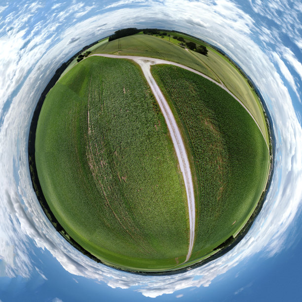 抽象的全景鸟瞰图在森林和田野与奇异美丽的云和弯曲的空间像一个小行星图片下载