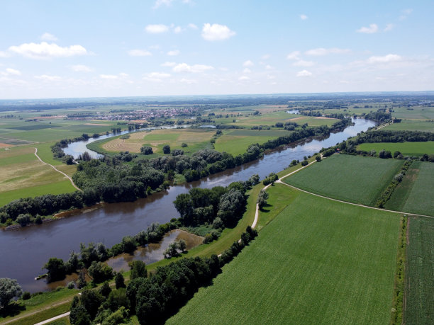 全景鸟瞰德国在巴伐利亚在夏季与森林和草地在多瑙河地区图片下载
