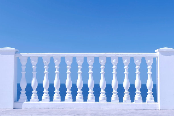 白色的混凝土装饰围栏在海滨，近景。图片下载