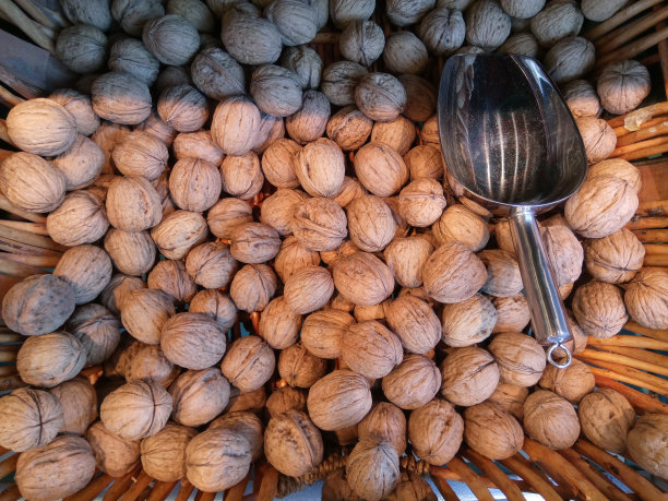 市场柜台上的带壳核桃图片下载