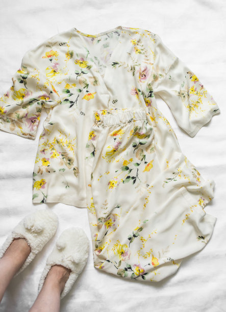 女人的睡眠设置-精致的粘胶睡衣与花卉图案的裤子和衬衫在一个浅色背景，俯视图图片下载