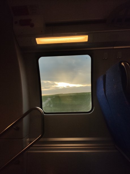 火车车窗外的日落时分景色图片下载