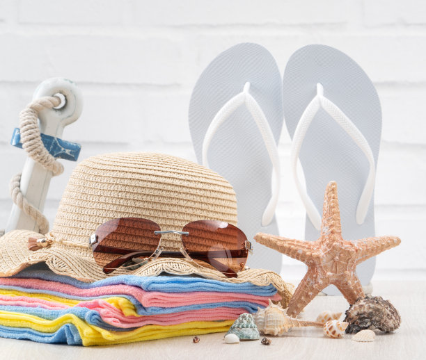 夏天的海滩背景设计概念与配件在白色的桌子背景。图片下载