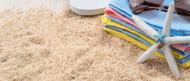 夏天的海滩背景设计概念与配件在白色的桌子背景。图片下载