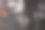 烈酒或烈性酒是从一个瓶子的背景倒进玻璃杯图片下载