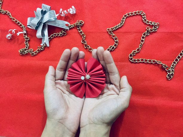 女孩拿着日本梦梦图片下载