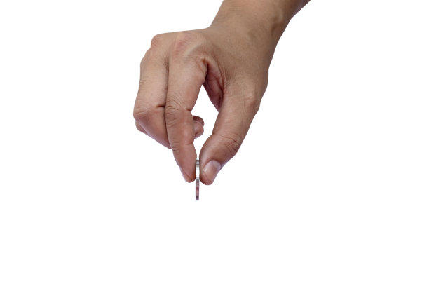 手持硬币和硬币的手势在白色背景图片下载