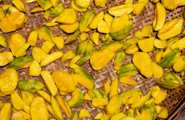 生芒果片或切片涂盐和姜黄准备芒果泡菜图片下载