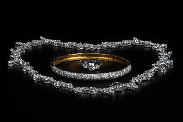 特写组的珠宝孤立在黑色背景图片下载