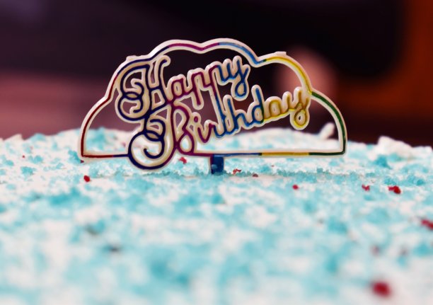 生日快乐写在蛋糕上图片下载