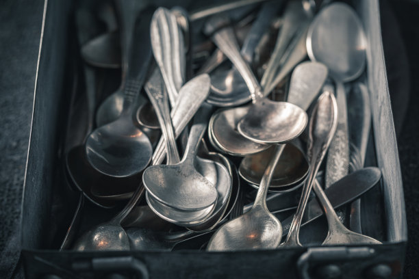 乡村盒子里的复古汤匙。古董使用餐具。图片下载