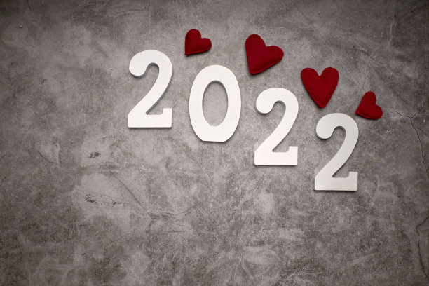 木制号码2022，心形在深灰色的混凝土背景上。新年和圣诞节庆祝概念图片下载