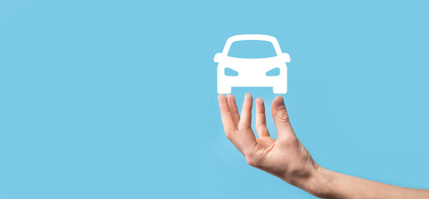 男性手持汽车图标的蓝色背景。宽横幅构图。汽车保险和汽车碰撞损害豁免概念图片下载