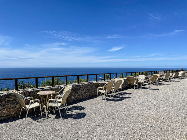 面对大海和天空的空椅子图片下载