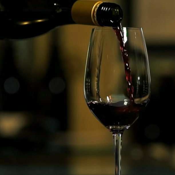 往玻璃杯里倒酒图片下载