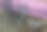 三张老式木制椅子和一张有红色格子桌布的桌子图片下载