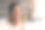 微笑的年轻黑人女士在无线耳机听音乐的特写镜头图片下载