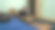 一名学生搬到他的宿舍，拿着装着他的东西的纸箱，坐着或站着把它们放在房间里的库存照片。图片下载