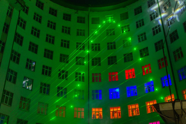 多层建筑墙上的激光秀图片下载