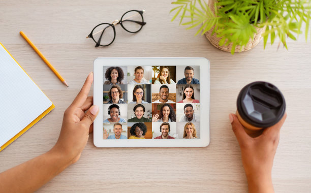 在线研讨会。一名黑人妇女通过办公平板电脑参加视频会议图片下载