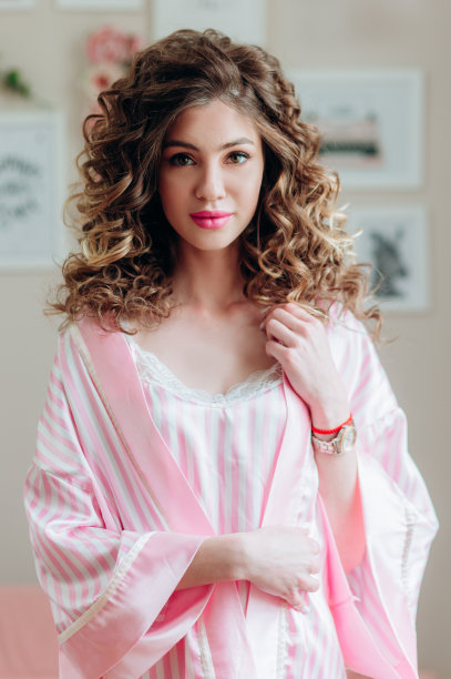 漂亮的肖像与专业化妆为单身派对。图片下载