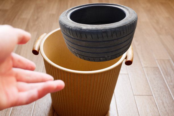 把旧轮胎扔进垃圾桶图片下载