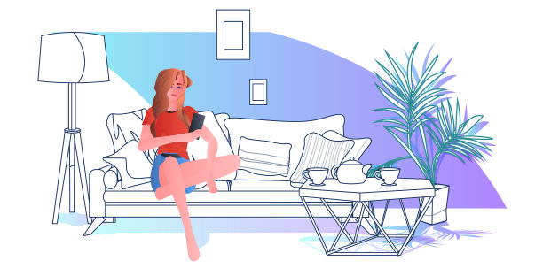 用手机的女人躺在沙发上图片下载