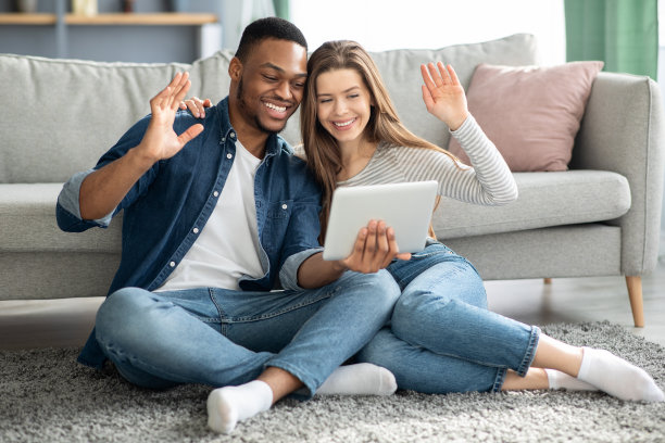 视频电话。跨种族夫妇使用数字平板电脑与朋友进行网络会议图片下载