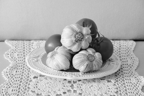 从农场到餐桌的番茄和大蒜图片下载