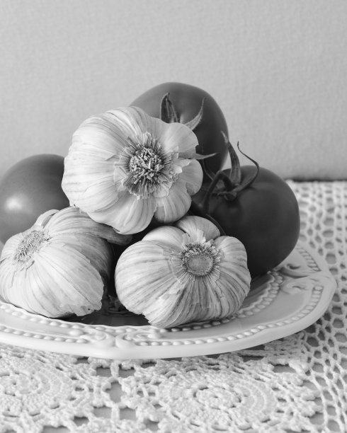 西红柿，大蒜和花边图片下载