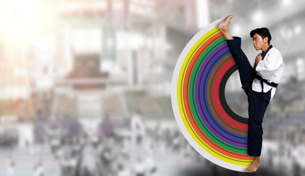 跆拳道运动大师练习空手道姿势，孤立全长图片下载