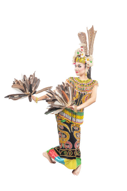 亚洲女子跳东加里曼丹传统舞蹈(击鼓击鼓舞)图片下载