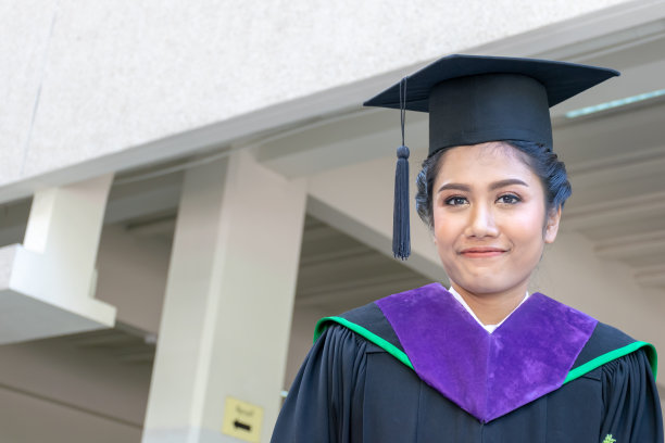 祝贺你的概念。教育的成功是开始。大学毕业典礼上的毕业生图片下载