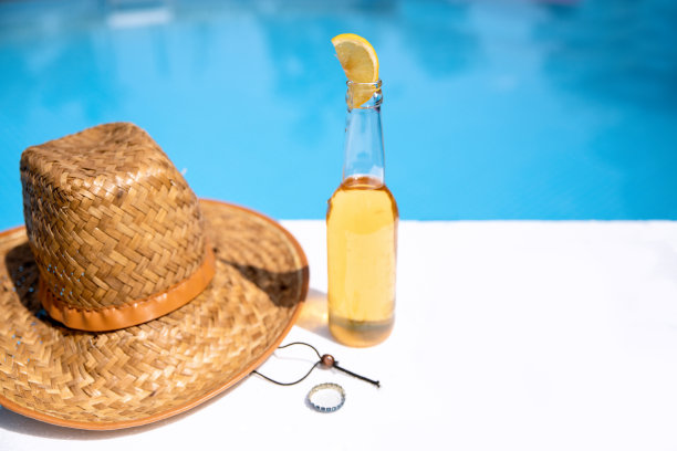 泳池边的啤酒瓶和柠檬片图片下载