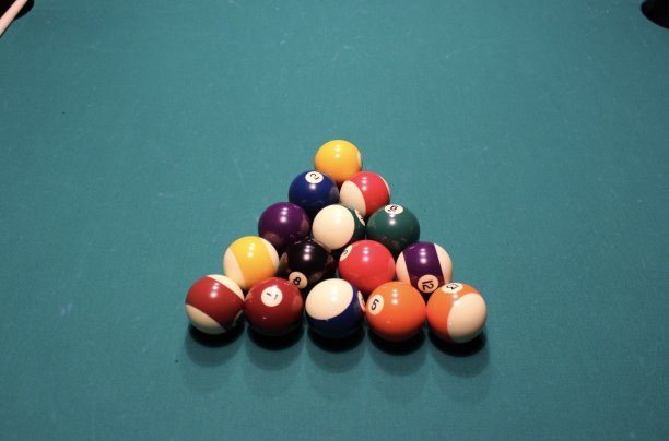 在绿色台球桌上的台球金字塔。在绿色桌上的美式台球图片下载
