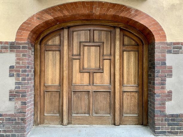 伦敦,英格兰。古老的门图片下载