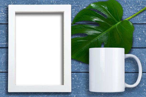 白色相框和空白的白色马克杯模型图片下载