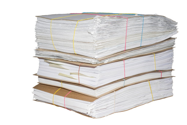 准备存档的一堆办公文件。图片下载