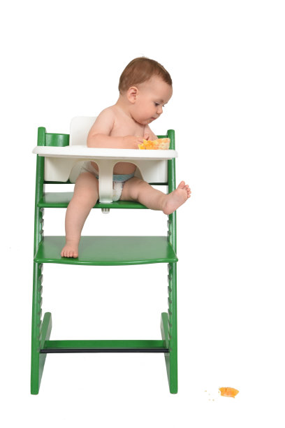 婴儿坐在架子上玩着食物图片下载
