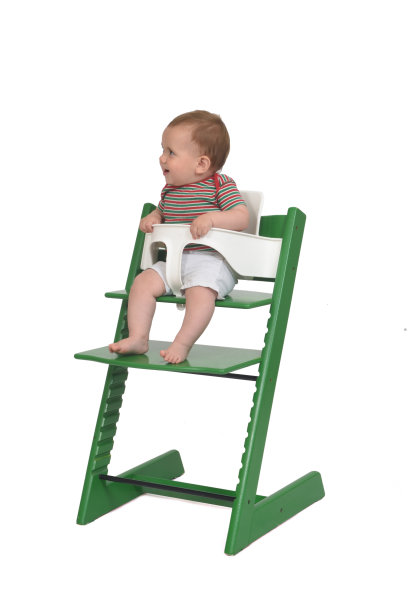 婴儿坐在高脚椅上，孤立在白色图片下载