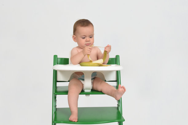 婴儿坐在架子上玩着食物图片下载