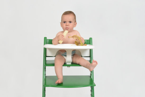婴儿坐在架子上玩着食物图片下载
