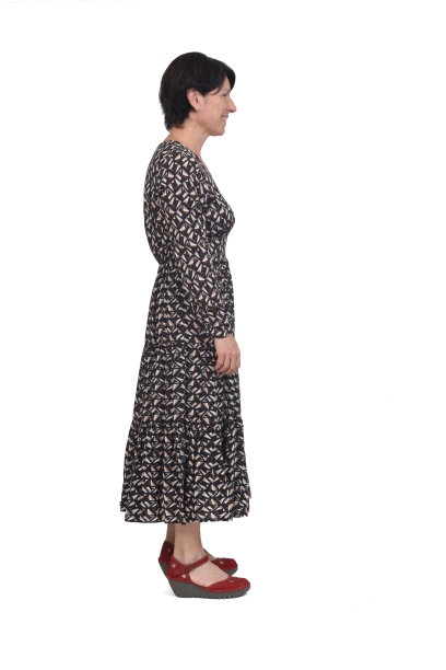 白色背景上的一个女人的全貌图片下载