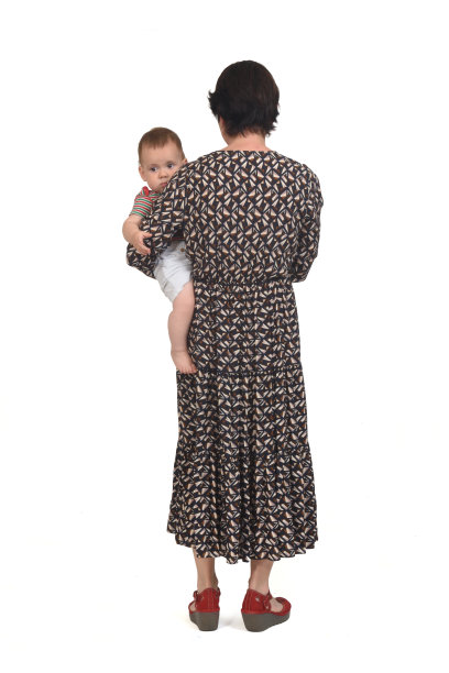 白底上抱着婴儿的妇女图片下载