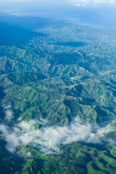 大海和山脉的鸟瞰图图片下载
