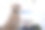 男腿和一只狗在帐篷里。营地里带着金毛猎犬的那个人。带宠物旅行的概念图片下载